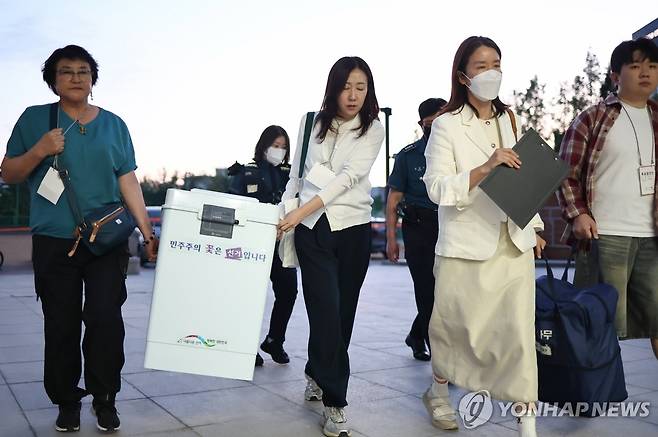 개표소 도착한 대선 투표함 (서울=연합뉴스) 윤동진 기자 = 제21대 대통령선거일인 3일 서울 서대문구 명지전문대 체육관에 마련된 개표소에 투표함이 도착하고 있다. 2025.6.3 mon@yna.co.kr