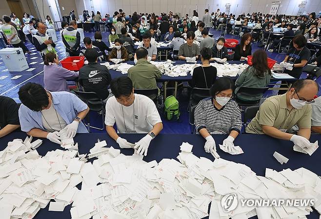 제21대 대통령 선거 투표 마감, 분주해진 개표소 (서울=연합뉴스) 김도훈 기자 = 제21대 대통령 선거일인 3일 서울 광진구 세종대학교 컨벤션센터에 설치된 개표소에서 개표사무원들이 표를 분류하고 있다. 2025.6.3 superdoo82@yna.co.kr