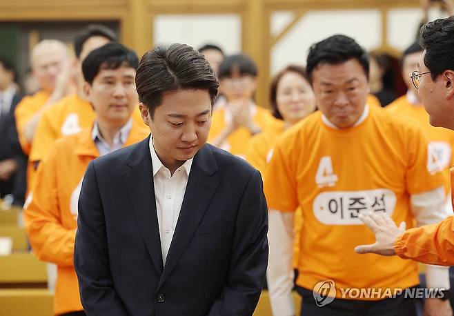 어두운 표정의 이준석 후보 (서울=연합뉴스) 류영석 기자 = 개혁신당 이준석 대선 후보가 3일 방송 3사 출구조사 발표를 확인한 뒤 서울 국회 여의도 의원회관에 마련된 당 개표상황실에 도착하고 있다. 2025.6.3 ondol@yna.co.kr