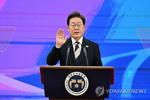 이재명 대통령이 4일 서울 여의도 국회에서 열린 제21대 대통령 취임선서식에서 취임 선서를 하고 있다. 국회사진기자단