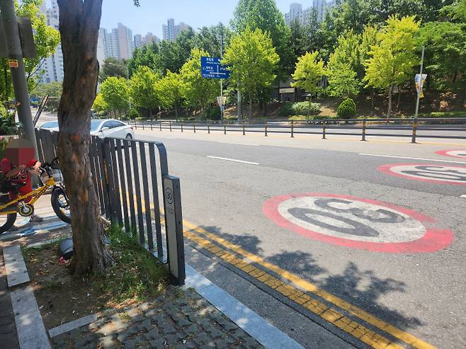 4일 A업체가 안전펜스를 설치한 서구 관저동 선암초 어린이보호구역 일대 모습. 어린이들이 등하굣길로 자주 드나들지만, 인근에는 차량이 주차돼 있고, 안전 펜스 일부가 설치가 안돼 있는 구간도 있었다. (사진=정바름 기자)