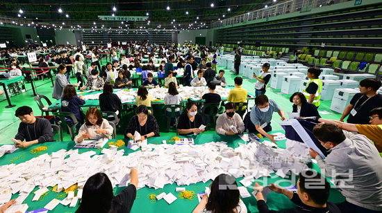 ▲ 3일 울산 남구 문수체육관에 마련된 제21대 대통령선거 개표소에서 개표 사무원들이 투표용지를 분류하고 있다.