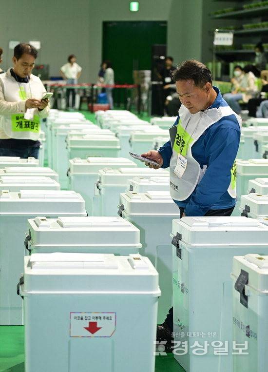 ▲ 3일 울산 남구 문수체육관에 마련된 개표장에서 참관인이 투표함 봉인상태를 살펴보고 있다.