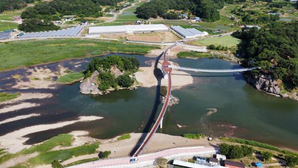 강과 산을 잇는 영강보행교.