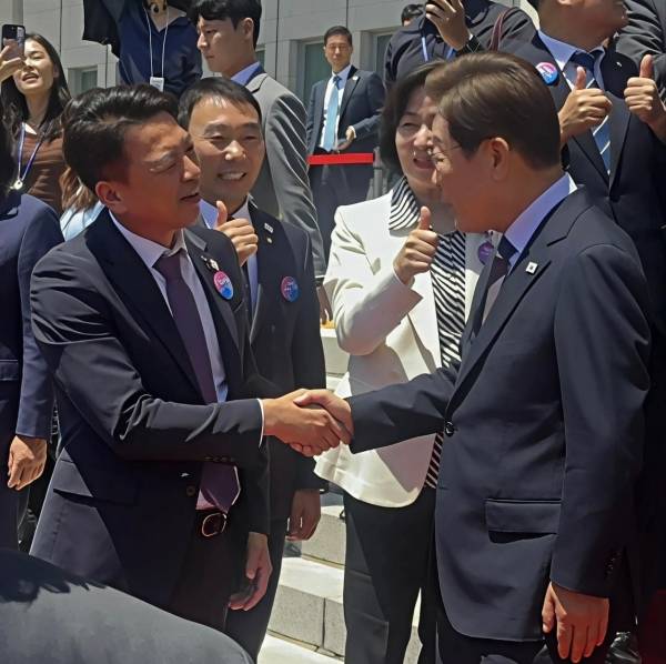 제주출신 부승찬 국회의원은 4일 낮 국회에서 이재명 대통령과 악수를 하고 있다. 부승찬 의원 페이스북 갈무리