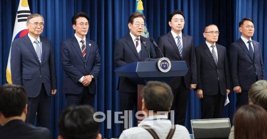 이재명 대통령이 4일 서울 용산구 대통령실 청사 브리핑룸에서 국무총리와 국정원장, 대통령 비서실장 등 인선발표를 하고 있다. 국무총리 후보자로는 김민석 국회의원, 국정원장 후보자로는 이종석 전 통일부장관이 지명됐다. 대통령 비서실장으로는 강훈식 국회의원, 안보실장에는 위성락 국회의원이 임명됐고, 경호처장은 황인권 전 육군 대장, 대변인은 강유정 국회의원이 임명됐다. (사진=뉴스1)