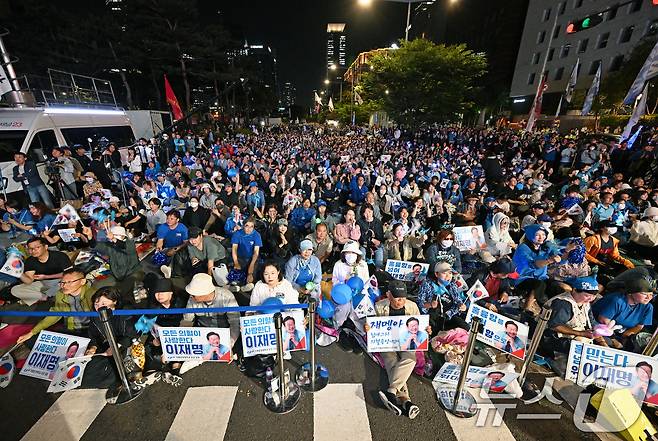 이재명 더불어민주당 대통령 후보가 3일 밤 당선이 확실시된 가운데 서울 여의도 국회 앞에서 지지자들이 환호하고 있다. (공동취재) 2025.6.4/뉴스1 ⓒ News1 안은나 기자