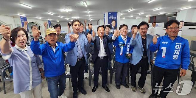 3일 오후 10시 이재명 더불어 민주당 대표의 대선 선거가 마무리 되고 당선됐다. 이날 이 후보의 고향과 지지 세력이 있는 민주당 경북 도당에서 이 후보의 당선을 축하하고 있다.2025.6.4/뉴스1