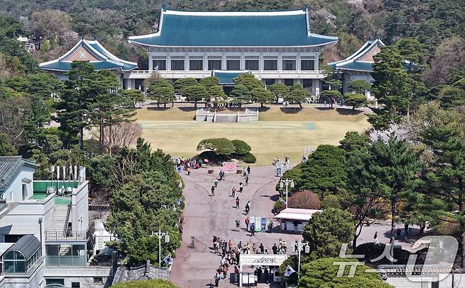11일 서울 종로구 청와대를 찾은 관람객들이 본관으로 입장하고 있다. 2025.4.11/뉴스1 ⓒ News1 김진환 기자