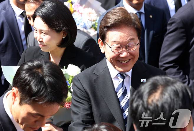 이재명 대통령과 김혜경 여사가 4일 오전 인천시 계양구 자택에서 나오며 환송나온 시민들과 인사를 하고 있다. 2025.6.4/뉴스1 ⓒ News1 김명섭 기자