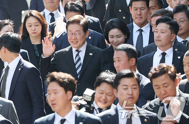 이재명 대통령과 김혜경 여사가 제21대 대통령 임기를 시작한 4일 오전 인천 계양구 자택 앞에서 열린 주민 환송 행사를 마친 후 국립서울현충원으로 향하며 활짝 웃고 있다. 2025.6.4/뉴스1 ⓒ News1 오대일 기자