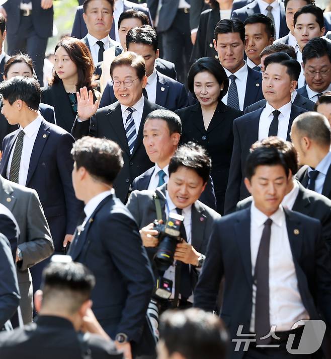 이재명 대통령과 김혜경 여사가 제21대 대통령 임기를 시작한 4일 오전 인천 계양구 자택 앞에서 열린 주민 환송 행사를 마친 후 국립서울현충원으로 향하고 있다. 2025.6.4/뉴스1 ⓒ News1 오대일 기자