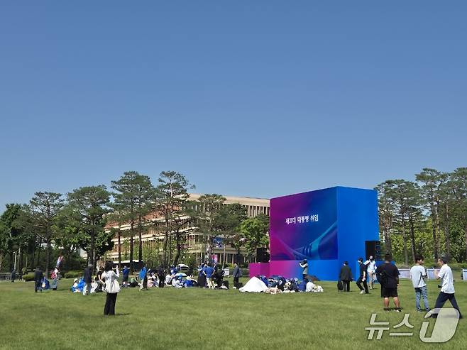 제21대 대통령 취임식이 열리는 4일 오전 서울 여의도 국회 앞 잔디광장에 지지자들이 모여들고 있다. / 뉴스1 김종훈 기자