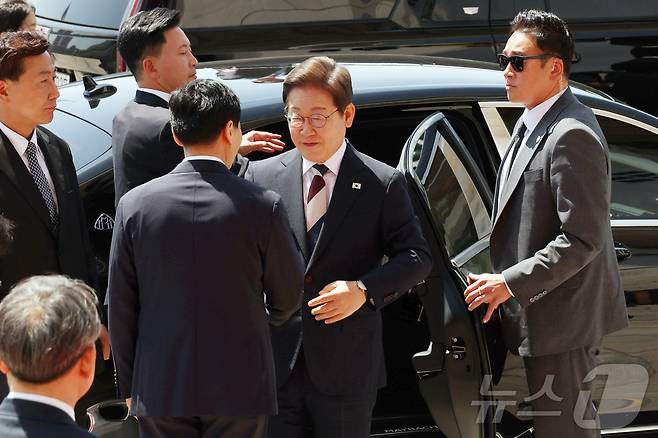 이재명 대통령이 취임 선서를 하기 위해 4일 오전 김혜경 여사와 서울 여의도 국회에 도착, 차에서 내려 인사하고 있다. 2025.6.4/뉴스1 ⓒ News1 국회사진기자단