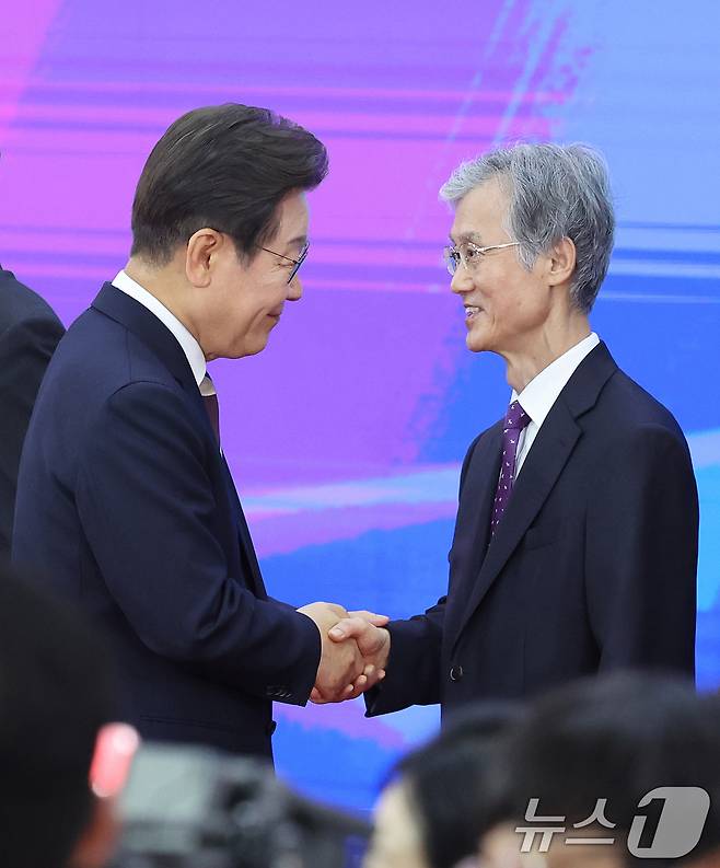 이재명 대통령이 4일 서울 여의도 국회 본청 로텐더홀에서 제21대 대통령 취임 선서를 마친 뒤 조희대 대법원장과 인사를 나누고 있다. 2025.6.4/뉴스1 ⓒ News1 국회사진기자단