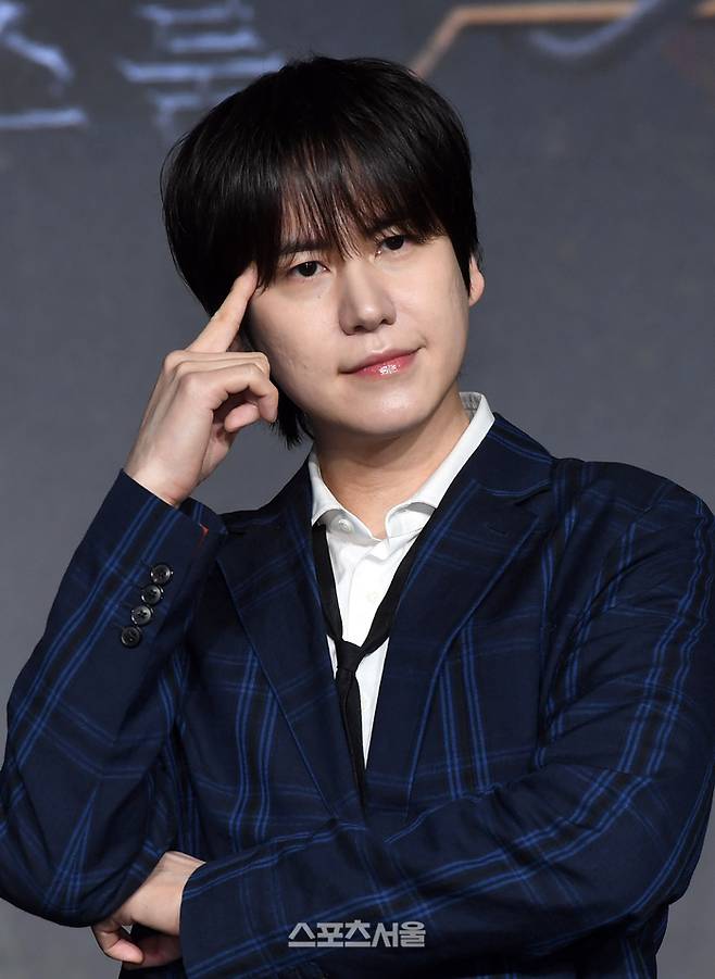 가수 규현이 29일 서울 마포구 호텔 나루 서울 엠겔러리에서 진행된 넷플릭스 ‘데블스 플랜:데스룸’ 제작발표회에서 취재진을 향해 포즈를 취하고 있다. 2025. 4. 29. 박진업 기자 upandup@sportsseoul.com