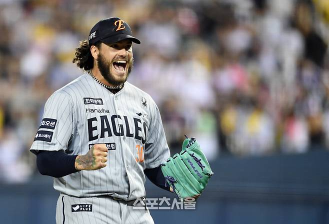 한화 선발투수 폰세가 28일 잠실구장에서 열린 2025 KBO리그 LG와 경기 6회말 2사 2루 상황에서 LG 오스틴을 좌익수 뜬공으로 잡아내며 이닝을 마치면서 포효하고 있다. 잠실 | 박진업 기자 upandup@sportsseoul.com