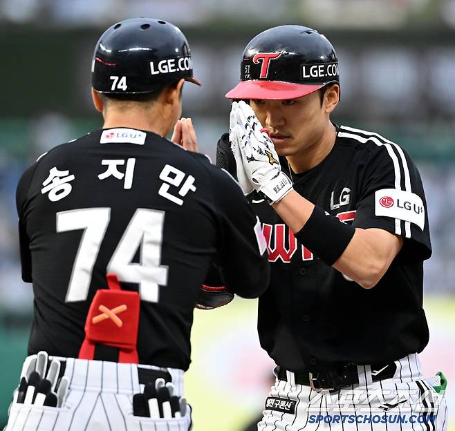 23일 인천SSG랜더스필드에서 열린 LG와 SSG의 경기, 3회초 LG 박해민이 안타를 치고 송지만 1루 코치와 기쁨을 나누고 있다. 인천=허상욱 기자wook@sportschosun.com/2025.05.23/