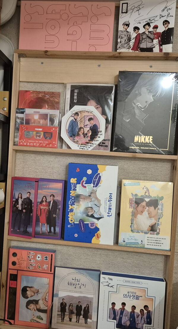 그동안 작업한 앨범 중 일부가 작업실에 진열돼 있어 사진에 담아봤다.