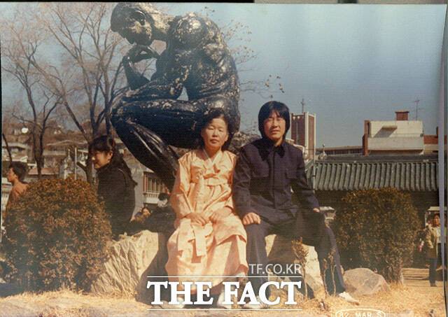 학창 시절을 경험해 보지 못했던 이 당선인은 대학 입학식에 교복을 맞춰 입고 갔다. 1982년 입학식 당시 어머니와 이 당선인의 모습. /민주당 제공