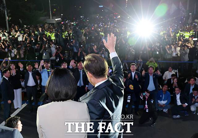 연설 마친 뒤 이동하는 이재명 후보.