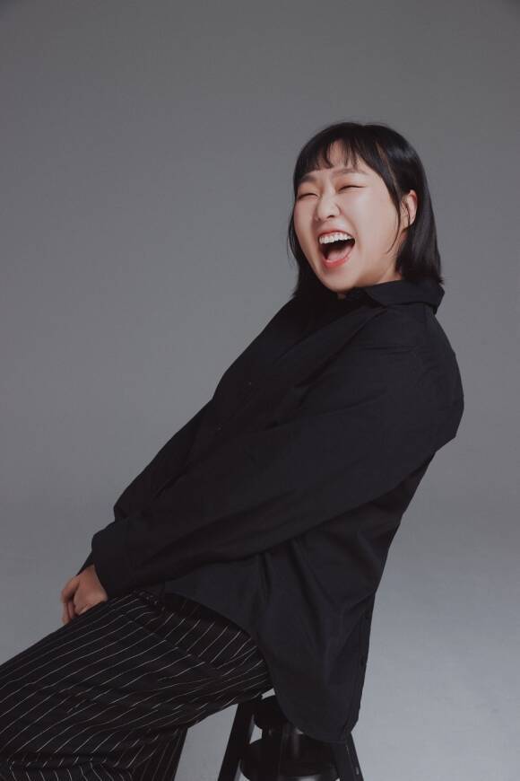 코미디언 이수지가 최근 제61회 백상예술대상에서 여자 예능상을 받은 소감을 밝혔다. 특히 만장일치로 받은 사실을 뒤늦게 알았다며 행복한 웃음을 보였다. /씨피엔터테인먼트