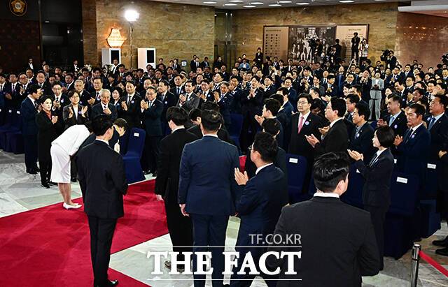 참석자들에게 인사하는 이재명 대통령 부부와 무반응으로 일관하는 권성동 국민의힘 원내대표.