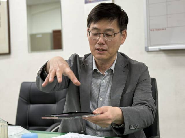 신현철 반도체공학회장이 반도체 기술에 대해 설명하고 있다.(사진=전화평 기자)