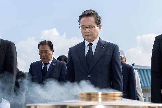 지난해 국립 서울현충원에서 묵념하고 있는 최호권 영등포구청장. 영등포구 제공.