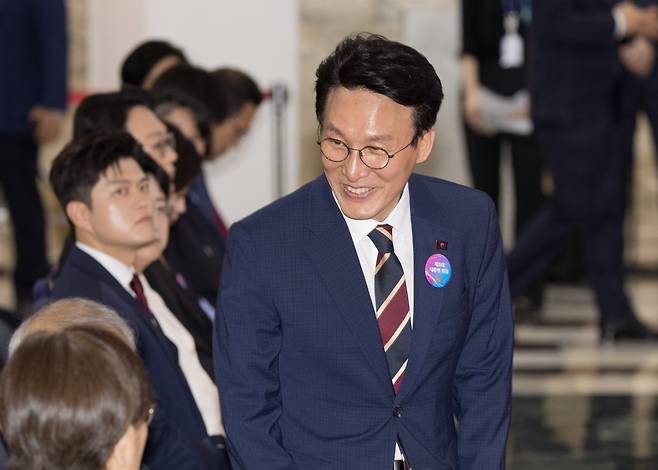 국무총리에 내정된 김민석 더불어민주당 의원이 4일 서울 여의도 국회 본청 로텐더홀에서 열린 제21대 대통령 취임 선서에 참석하고 있다. /국회사진기자단