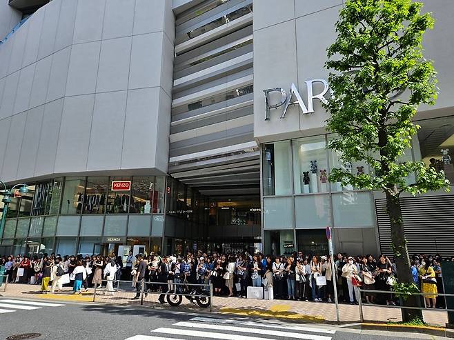 지난해 5월 일본 도쿄 시부야 파르코에서 열린 더현대 글로벌 노이스 팝업스토어에 들어가기 위해 줄을 선 고객들. /현대백화점 제공