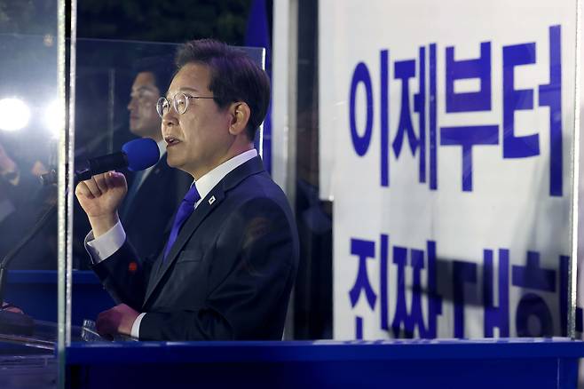 당선이 확실시된 이재명 더불어민주당 대통령 후보가 4일 서울 여의도 국회 앞에 마련된 민주당 국민개표방송시청 현장에서 연설을 하고 있다. /공동취재