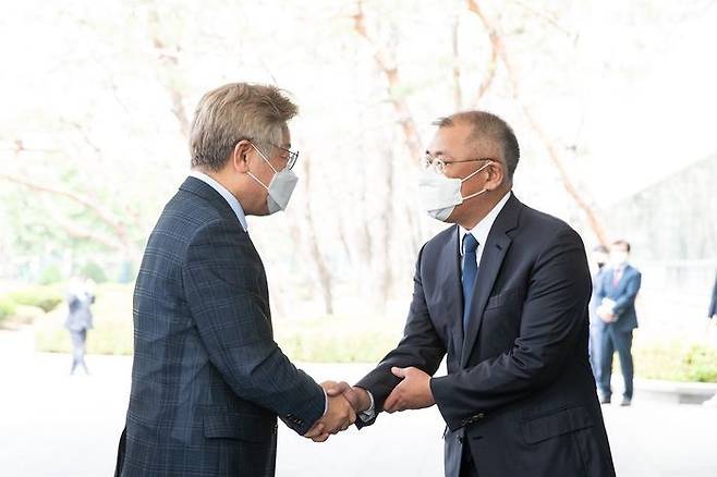 지난 2021년 현대자동차·기아 기술연구소를 방문한 이재명 대통령(당시 경기도지사)가 정의선 현대자동차그룹 회장과 악수를 하고 있다.ⓒ연합뉴스