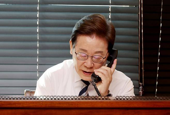 이재명 대통령이 4일 인천 계양구 사저에서 김명수 합동참모본부 의장과 통화하며 군 통수권 이양 보고를 받고 있다. 2025.06.04. 대통령실통신사진기자단