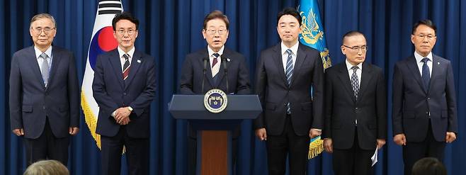 이재명 대통령이 4일 서울 용산구 대통령실 청사 브리핑룸에서 국무총리와 국정원장, 대통령 비서실장 등 인선발표를 하고 있다. 국무총리 후보자로는 김민석 국회의원, 국정원장 후보자로는 이종석 전 통일부장관이 지명됐다. 대통령 비서실장으로는 강훈식 국회의원, 안보실장에는 위성락 국회의원이 임명됐고, 경호처장은 황인권 전 육군 대장, 대변인은 강유정 국회의원이 임명됐다. 2025.6.4. 뉴스1