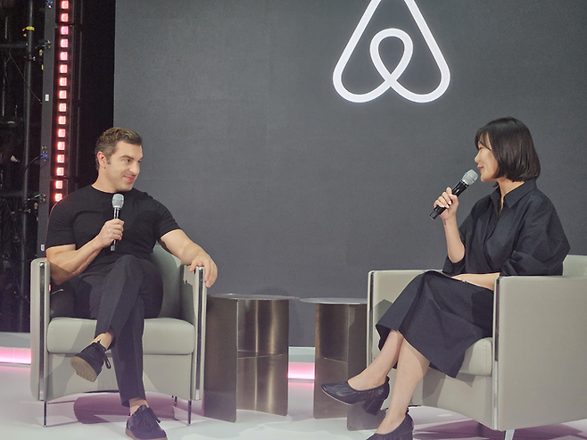 왼쪽부터 브라이언 체스키 에어비앤비 CEO, 서가연 에어비앤비 컨트리매니저