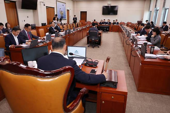 반도체산업 경쟁력 강화 특별법안 등을 심의하는 산업통산자원중소벤처기업위원회 산업통상자원특허소위원회가 지난 4월 8일 서울 여의도 국회에서 더불어민주당 소속 김원이 소위원장 주재로 열렸다. (사진=연합뉴스)