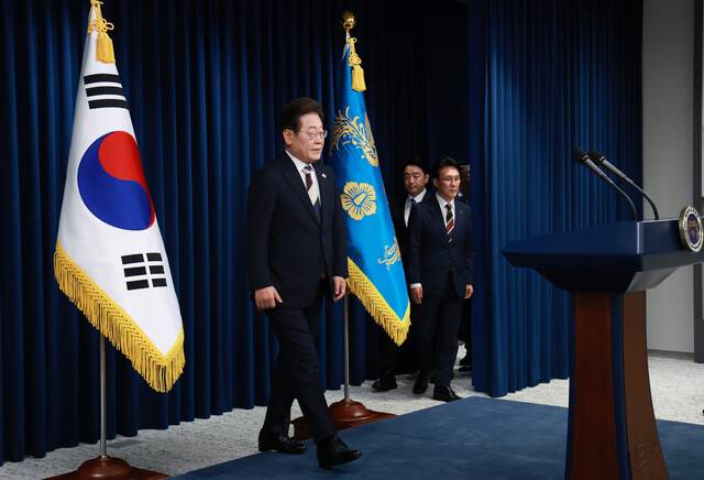 이재명 대통령이 4일 서울 용산 대통령실 청사에서 열린 새 정부 첫인사 발표를 위해 연단으로 향하고 있다. 연합뉴스