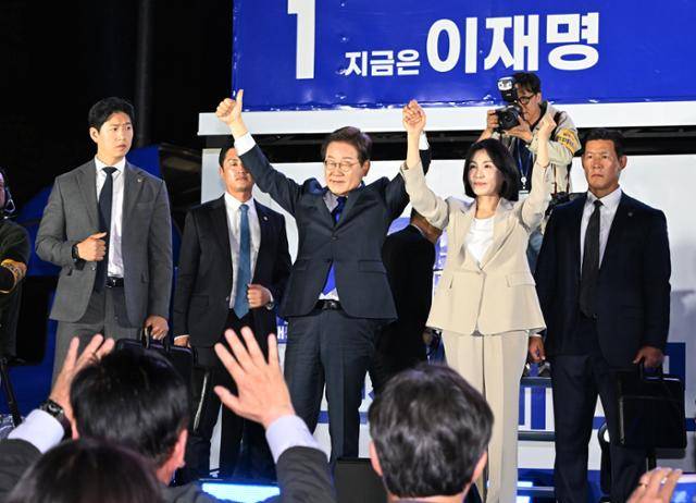 이재명 대통령과 김혜경 여사가 4일 오전 서울 여의도 국회 앞에서 열린 국민 개표방송 행사에서 시민들에게 인사하고 있다. 뉴시스