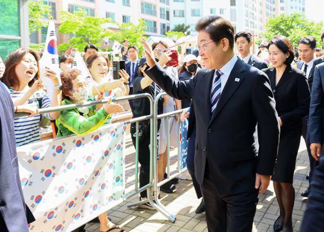 이재명 대통령이 4일 인천 계양구 사저를 출발하며 주민 및 지지자들과 인사하고 있다. 연합뉴스