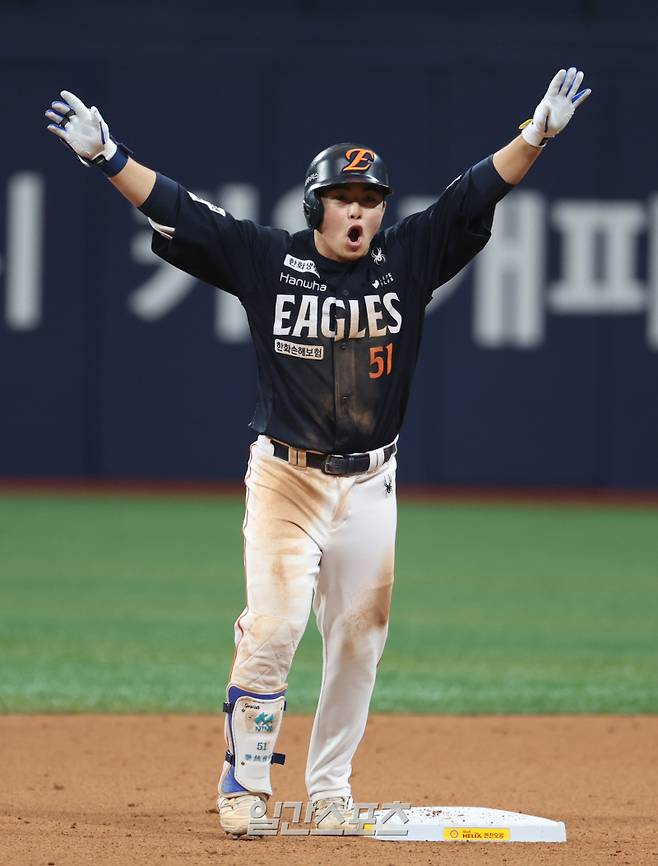 5월 11일 오후 서울 고척스카이돔에서 열린 2025 프로야구 한화 와 키움 경기. 한화 문현빈이 9회 1타점 2루타를 날리고 기뻐하고 있다. 고척=정시종 기자 capa@edaily.co.kr