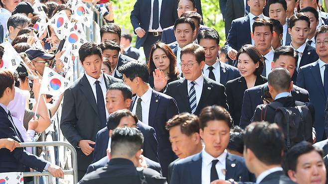 자택 나서며 인사하는 이재명 대통령과 김혜경 여사