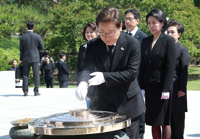 이재명 대통령이 4일 서울 동작구 국립서울현충원에서 현충탑을 참배하며 분향하고 있다. 연합뉴스