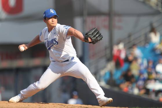 (대구=뉴스1) 공정식 기자 = 1일 오후 대구 삼성라이온즈파크에서 열린 프로야구 '2024 신한 SOL 뱅크 KBO리그' KIA 타이거즈와 삼성 라이온즈의 경기, 7회초 삼성 최지광에 이어 마운드에 오른 오승환이 역투하고 있다. 2024.9.1/뉴스1