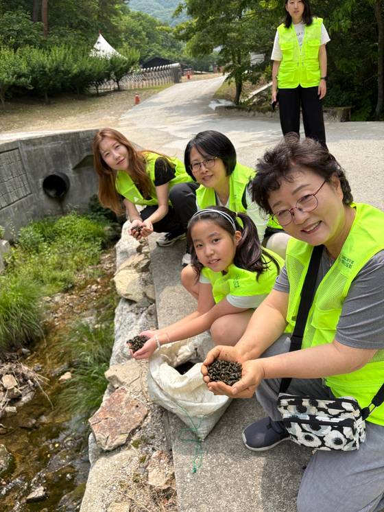아이부터 어르신까지 세대를 아우른 참여 가족 단위 참가자들도 자연 보호에 뜻을 함께했다. (사진 제공=㈔푸른환경실천협의회)