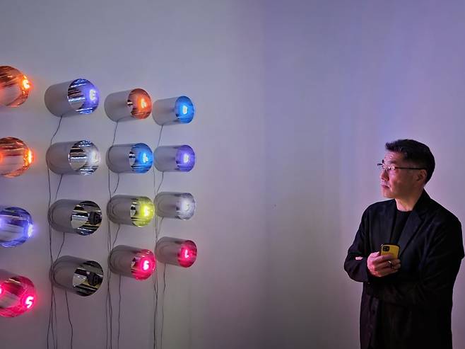 자신의 작품 'Hundred Changes in Life - no.4'를 설명 중인 미야지마 타츠오. /성수영 기자