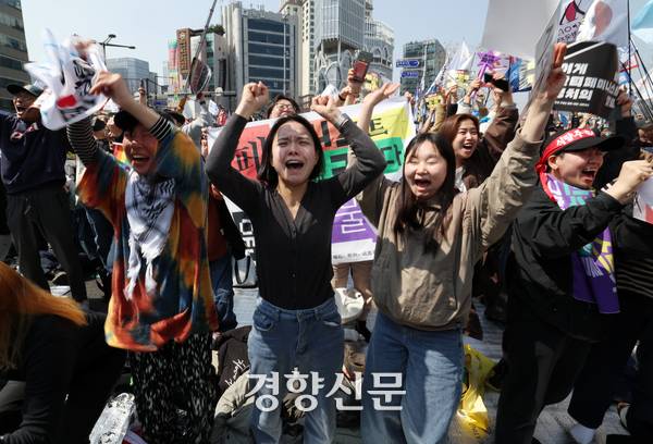 “드디어 탄핵” 헌법재판소가 재판관 전원일치 의견으로 윤석열 전 대통령 파면 결정을 내린 지난 4월4일 서울 종로구 헌재 인근에서 열린 파면 촉구 집회에 참석한 시민들이 자리에서 일어나 환호하고 있다. 서성일 선임기자