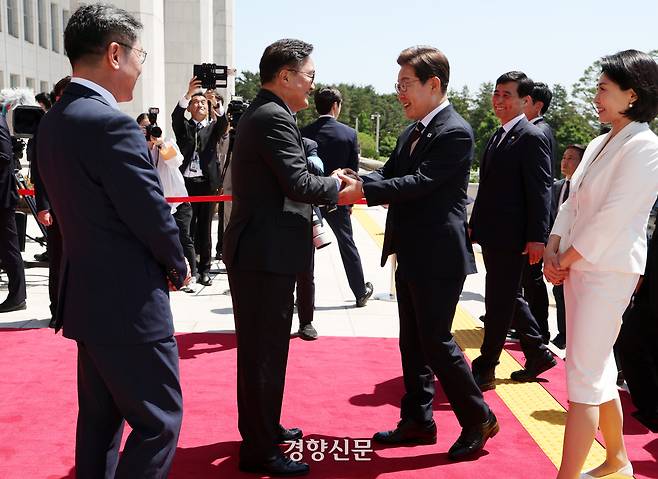 이재명 대통령이 취임 선서를 하기 위해 4일 오전 서울 여의도 국회에 들어서며 우원식 국회의장과 악수하고 있다. 박민규 선임기자