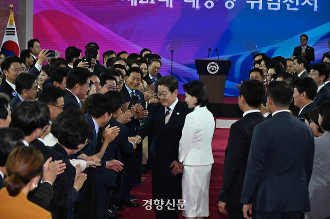 이재명 대통령 내외가 4일 오전 국회 로텐더홀에서 열린 취임 선서 행사에서 참석자들의 환영을 받고 있다. 박민규 선임기자