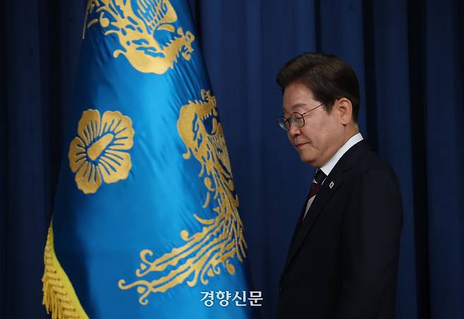 이재명 대통령이 4일 국무총리 후보자 등 새 정부 첫 인사를 발표하기 위해 서울 용산 대통령실청사 브리핑룸에 들어서고 있다. 김창길 기자